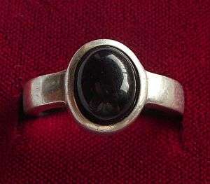 A STERLING SILVER AND ONYX RING