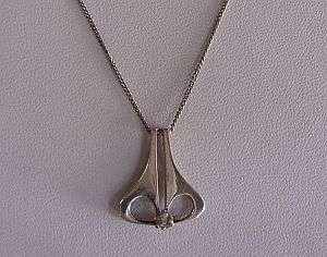 AN ATTRACTIVE STERLING SILVER PENDANT WITH FACETED CZ STONE AND STERLING SILVER NECKLACE