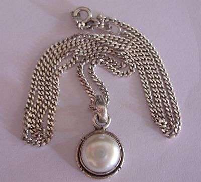A STERLING SILVER NECKLACE WITH A STERLING SILVER PENDANT SET WITH A GENUINE PEARL