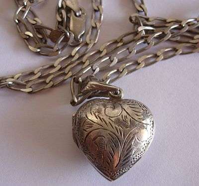 A STUNNING ENGRAVED DECORATION STERLING SILVER LOCKET WITH TOUGH STERLING SILVER NECKLACE