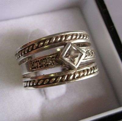 A STERLING SILVER RING SET WITH FACETED CZ STONES