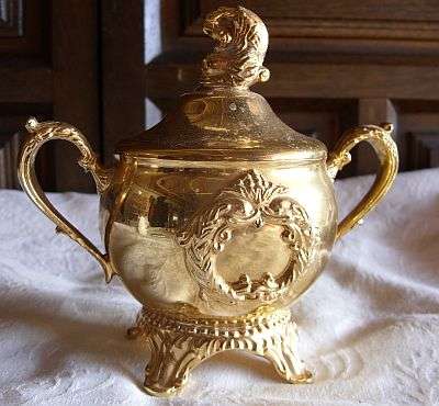 A PLATED METAL LIDDED SUGAR BOWL