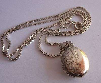 A STERLING SILVER NECKLACE WITH AN ENGRAVED OVAL LOCKET PENDANT - SEE PICS !