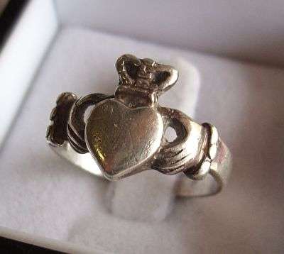 A STERLING SILVER IRISH SWEETHEART RING