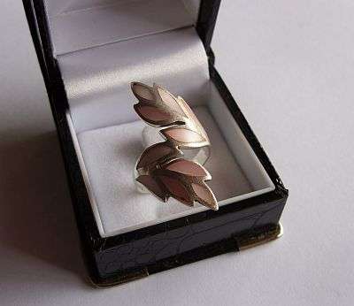 AN OUTSTANDING STERLING SILVER RING DECORATED WITH MOTHER OF PEARL TYPE INLAYS
