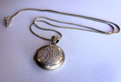 A STERLING SILVER NECKLACE WITH A ROUND STERLING SILVER LOCKET PENDANT - AWESOME !!!