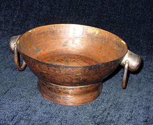 A VERY VERY VERY OLD LOOKING COPPER POT WITH "HANDLES"