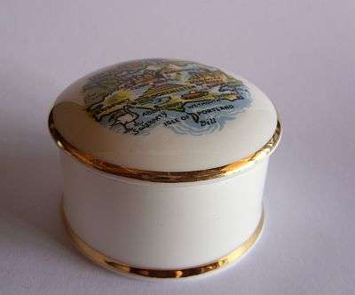 AN ADORABLE PORCELAIN TRINKET BOX BY FINSBURY ENGLAND