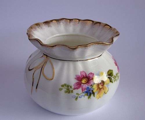 A BEAUTIFUL PORCELAIN POSY VASE BY SHEER ELEGANCE - MADE IN ENGLAND