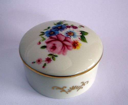 AN OH SO CUTE BEAUTIFULLY DECORATED PILL / TRINKET BOX