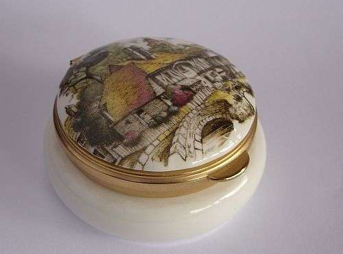 AN AWESOME QUALITY PORCELAIN TRINKET BOX IN FANTASTIC CONDITION BY AYSHFORD OF ENGLAND