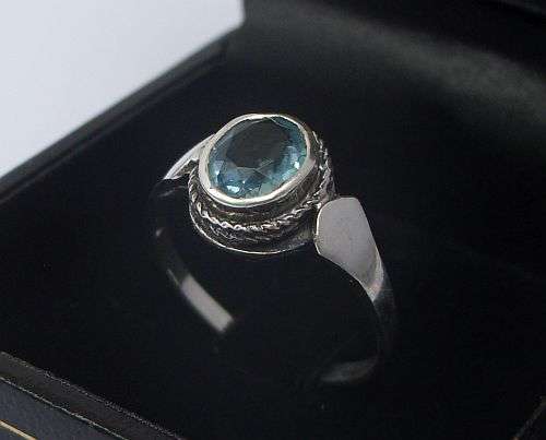 A CHARMING STERLING SILVER RING SET WITH A FACETED CZ STONE - SIZE O AND A HALF - LAST ONE !!!!