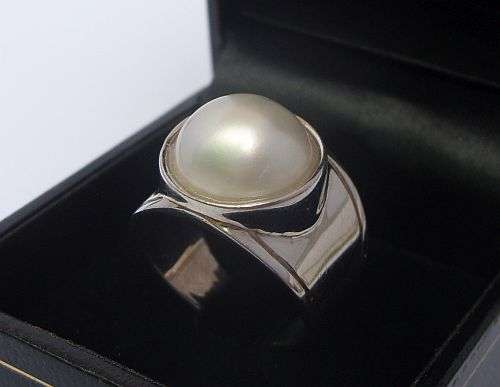 A STUNNING WIDE STERLING SILVER RING SET WITH A MABE PEARL - SIZE O