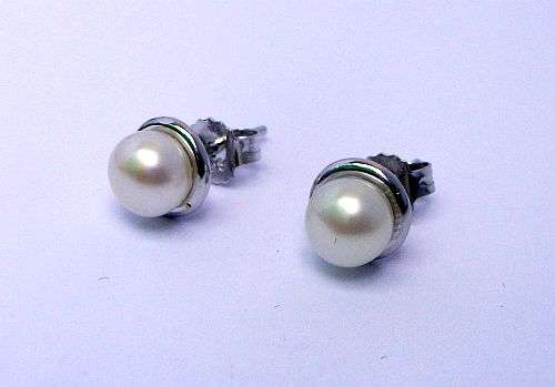 AN ELEGANT PAIR OF STERLING SILVER EARRINGS SET WITH MABE PEARLS
