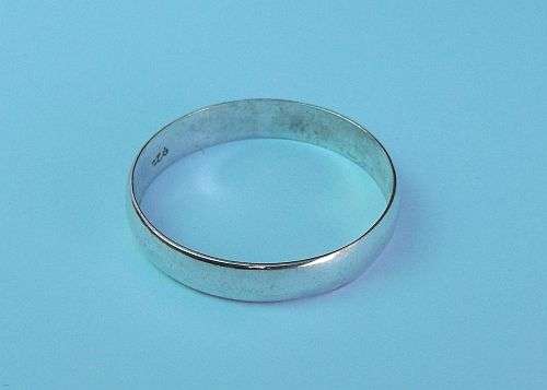 AWESOME SOLID STERLING SILVER WEDDING BAND !!! ....COMFORTABLE FIT N FEEL .....!!!