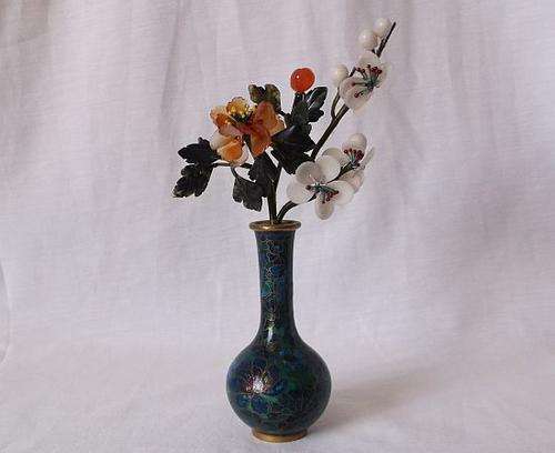 A LOVELY VINTAGE CLOISONNE VASE WITH EYE CATCHING FLOWERS MADE OF CARVED HARD STONE ...STUNNER !!!