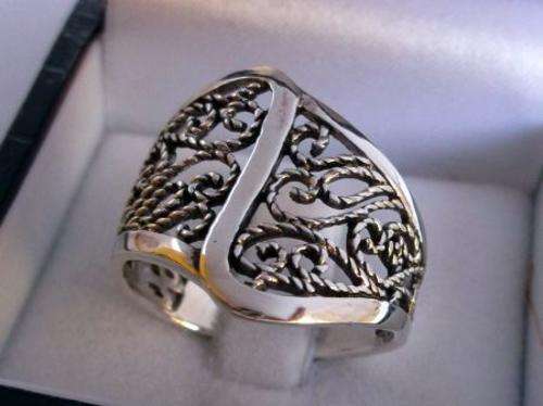 AWESOME !!! AN EYE CATCHING SOLID STERLING SILVER FILIGREE TYPE RING ...GREAT LOOK !!!