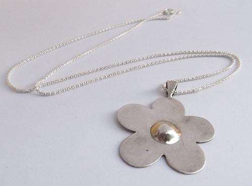 A FUN SOLID STERLING SILVER NECKLACE AND FLOWER SHAPED PENDANT ...SWEET....!!!