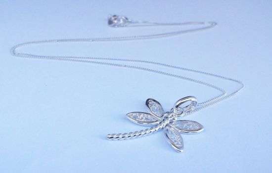 A PETITE STERLING SILVER NECKLACE WITH A CHARMING DRAGONFLY PENDANT !!! SO SWEET !!!