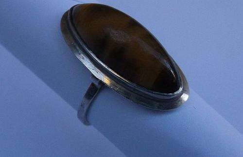 A FANTASTIC VINTAGE ART DECO STYLE STERLING SILVER RING SET WITH A BIG TIGERS EYE !!!