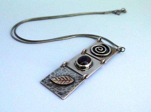 AN OUTSTANDING STERLING SILVER DESIGNER NECKLACE BY JULIANA OF CAPE TOWN WITH CABOCHON GARNET & 9 CT