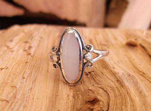 A LOVELY STERLING SILVER RING SET WITH A WHITE STONE INLAY ....CLASSIC ....WOW !!!
