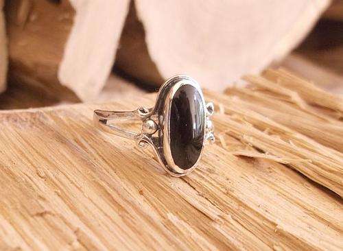 A NOTEWORTHY SOLID STERLING SILVER RING SET WITH AN ONYX LOOK INLAY ...DARK & MYSTERIOUS ...