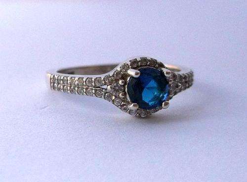 WHAT A BEAUTY !!! A STERLING SILVER RING SET WITH A GORGEOUS FACETED BLUE STONE ...SIMPLY DIVINE !!