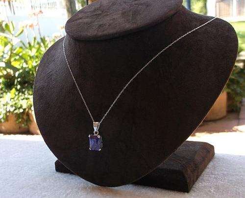 A GORGEOUS STERLING SILVER PENDANT SET WITH A FACETED PURPLE STONE PLUS A STERLING SILVER NECKLACE..
