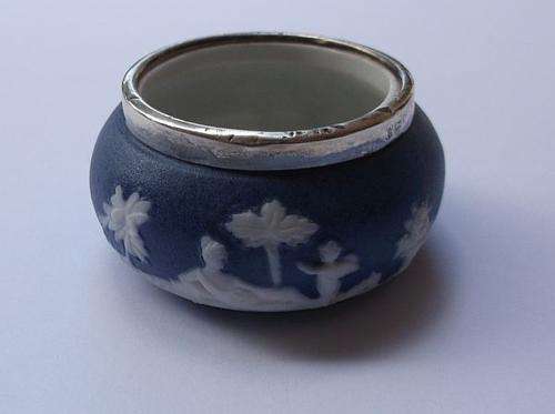 A FANTASTIC ANTIQUE JASPER WARE OPEN SALT WITH 1906 / 1907 LONDON HALLMARKED SILVER RIM