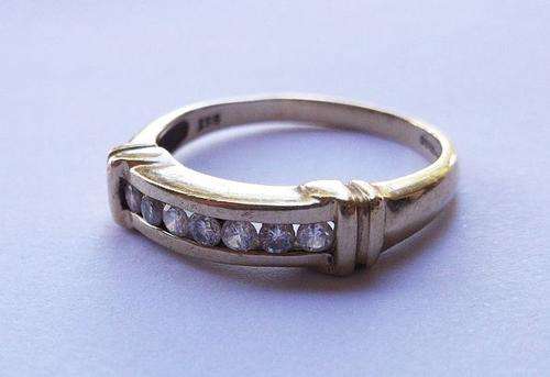 A GORGEOUS VITAGE HALLMARKED 9CT GOLD RING SET WITH """7""" SEVEN """7""" GENUINE DIAMONDS !! WOW !!