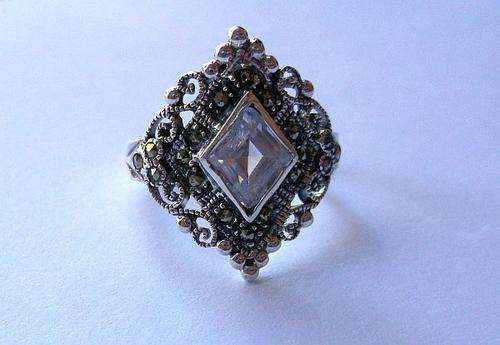 A STUNNING STERLING SILVER RING SET WITH A FACETED CLEAR STONE AND MARCASITE !! WOW !!