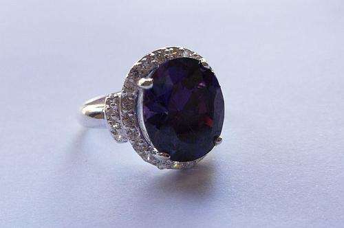 A MAGNIFICENT STERLING SILVER RING SET WITH A BEAUTIFULLY FACETED PURPLE STONE !!! WOW