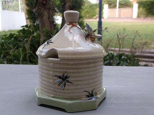 SUPERB PIECE !!! A VINTAGE HONEY JAR WITH BEE DECORATIONS ....BY CROWN DEVON OF ENGLAND ....SWEET !!
