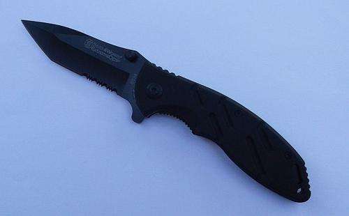 AWESOME POCKET KNIFE WITH SMITH & WESSON EXTREME OPS LOGO- UNIQUE FLICK KNIFE MECHANISM - RUBBERIZED