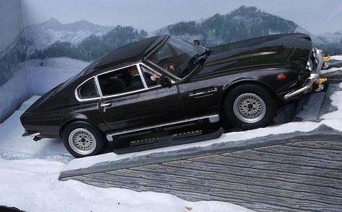 JAMES BOND 007 DIE CAST METAL MODEL FROM THE LIVING DAYLIGHTS...ASTON MARTIN V8 VANTAGE....SWEET !!!