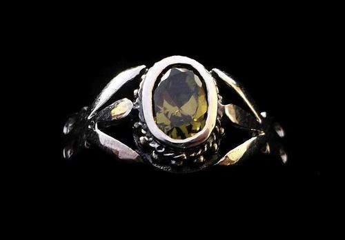 WOW !! WOW !! AN EXQUISITE STERLING SILVER RING WITH STRIKING DESIGN AND FACETED GREEN STONE !!!