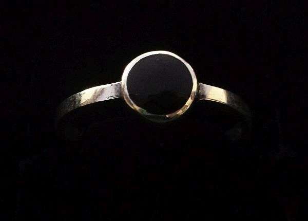COOL !! A SOLID STERLING SILVER RING SET WITH AN ONYX LOOK INSET .....QUALITY !!