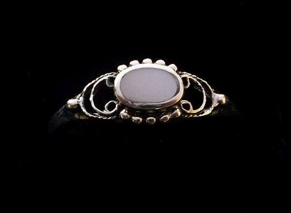 A CLASSY SOLID STERLING SILVER RING WITH GREAT DETAIL AND WHITE INSET ....BAIE MOOI !!