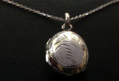 GREAT QUALITY !! A SOLID STERLING SILVER LOCKET PENDANT PLUS 50CM STERLING SILVER NECKLACE...WOW !!!