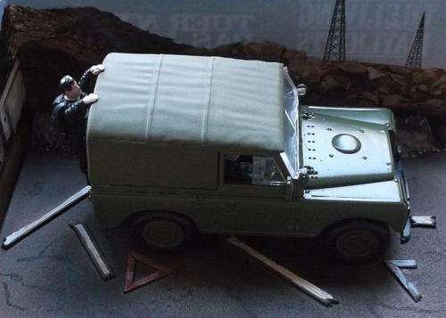 JAMES BOND 007 DIE CAST METAL MODEL FROM THE LIVING DAYLIGHTS...LAND ROVER SERIES III....NICE !!!!!
