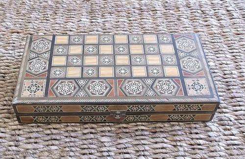 AN IMPRESSIVE VINTAGE INLAYED WOODEN GAMES BOX FOR CHECKERS AND BACKGAMMON