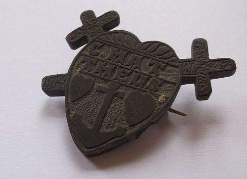 AN ANTIQUE HANDMADE MOURNING BROOCH - POSSIBLY BOER WAR P.O.W - DAMAGED