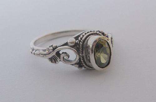 A GORGEOUS STERLING SILVER RING SET WITH A FACETED GREEN STONE .....