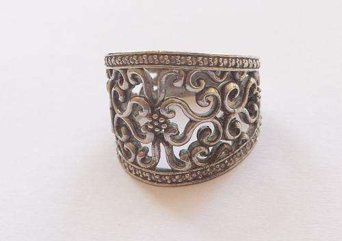 A GORGEOUS SOLID STERLING SILVER RING WITH MAGNIFICENT DETAIL !!!