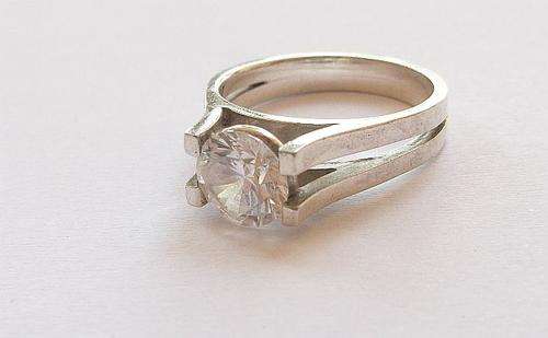 A BRILLIANTLY DESIGNED STERLING SILVER RING SET WITH A SINGLE FACETED STONE ....WOW !! WOW !!