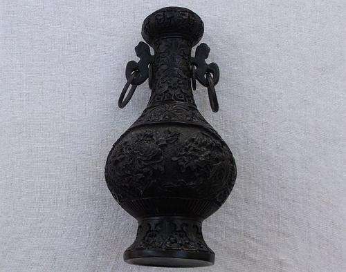 AN ABSOLUTELY STUNNING VINTAGE ORIENTAL VASE WITH AWESOME DETAIL ...CINNABAR OR RESIN ? WOW !!!!