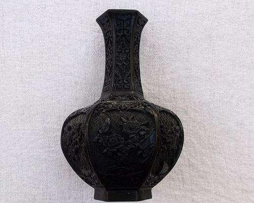 A GORGEOUS VINTAGE ORIENTAL HEXAGONAL VASE WITH AMAZING DETAIL ...CINNABAR OR RESIN ? WOW !!!!
