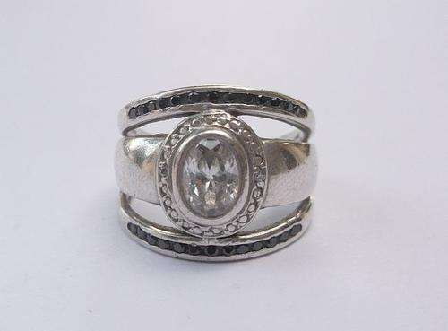 G O R G E O U S !!! SOLID STERLING SILVER RING SET WITH FACETED BLACK & CLEAR STONES !!!! OH BOY !!!