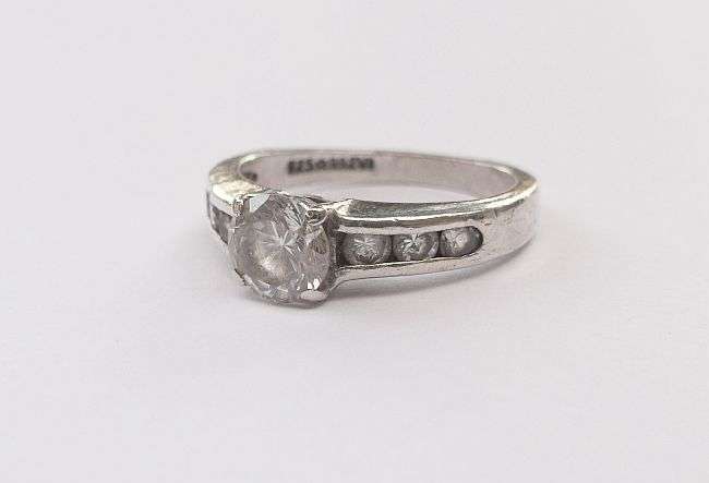 A STUNNING STERLING SILVER DESIGNER RING SET WITH FACETED CLEAR STONES !!! WOW !!!